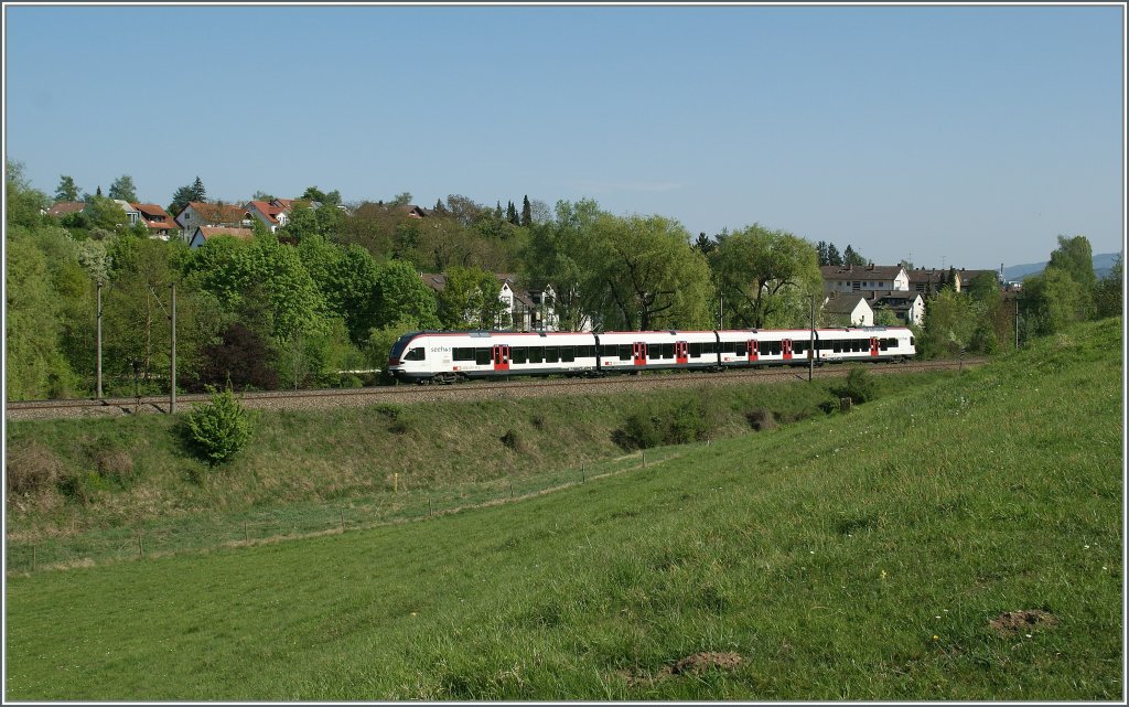 Ein SBB Flirt als 87693 von Engen nach Konstanz bei Singen am 22.04.2011.