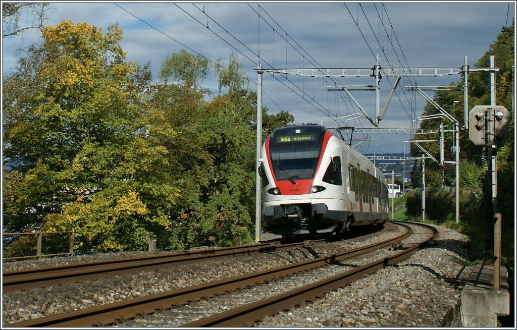 Ein SBB Flirt RABE ist Richtung Lausanne beim Château de Chillon unterwegs. 

4. Okt. 2010.