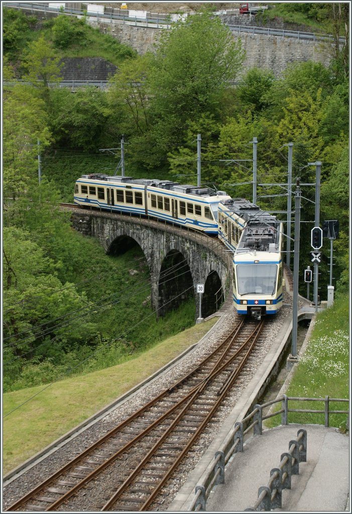 Ein Schnellzug von Domodossola nach Locarno erreicht Verdasio, wo er ohne Halt durchfhrt.
22.05.2013