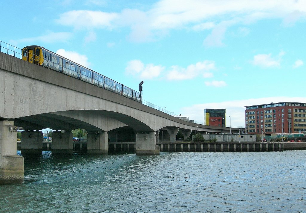 Ein Serie 8000 Dieseltriebwagenzug hat Belfast Central verlassen und berquert nun Fluss Lagan. 25. Sept. 2007