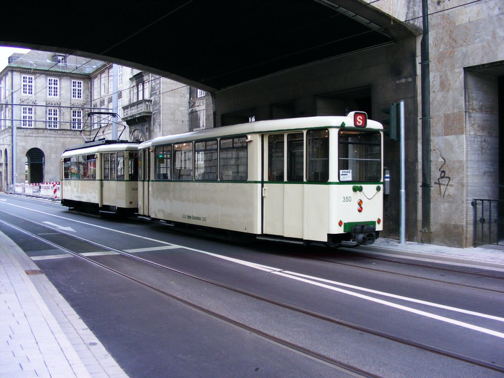 Ein Sonderzug aus Aufbau-Zweiachsern der Essener Straenbahn ist am 4. August 2008 am Rathaus in Mlheim unterwegs.