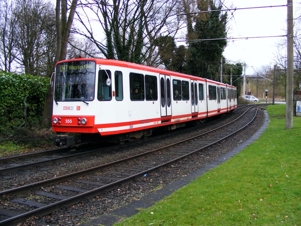 Ein Stadtbahnwagen B der Dortmunder Stadtwerke ist am 3. April 2008 in Dortmund-Huckarde unterwegs.