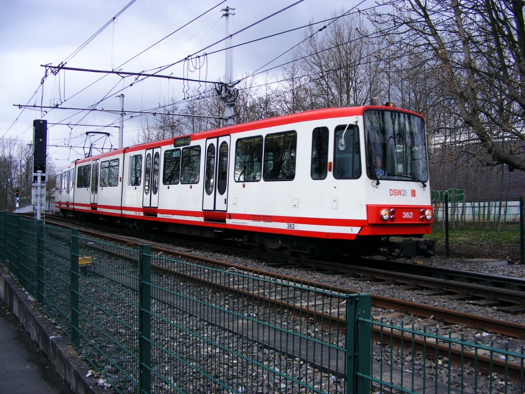 Ein Stadtbahnwagen B der Dortmunder Stadtwerke biegt am 3. April 2008 von der Westfalenhalle kommend zum Remydamm ab.