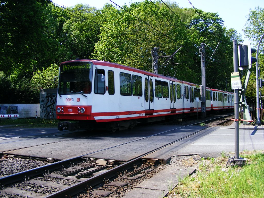 Ein Stadtbahnwagen B der Dortmunder Stadtwerke hat am 9. Mai 2008 gerade die Endhaltestelle der U47 in Dortmund-Westerfilde verlassen um jetzt die Schlo-Westhusener-Strae zu berqueren.