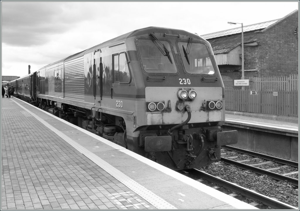 Ein steckengebliebener Zug bescherte dem Enterprise-Service Befast  - Dublin einen Halt in Cormanston/Bale Mhic Cormbin und verhalf den Reisenden zur Gelengenheit zu rauchen bzw. zu fotografieren.
26. Sept. 2007