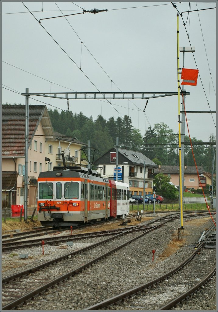 Ein TPF Regionalzug verlsst Palzieux Richtung Montbovon. 
27. Mai 2011