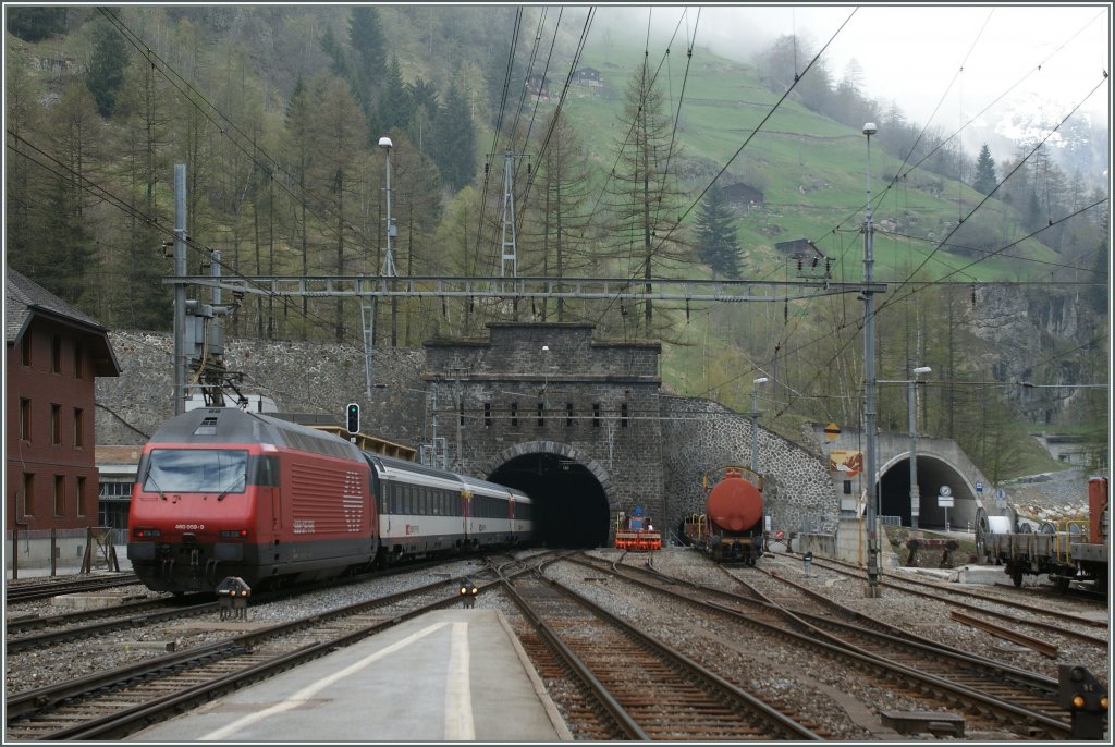 Ein Umleiteter-IC mit der Schublok Re 460 059-9 verschwindet im gut 15 km langen Ltschbergtunnel. 
4. Mai 2013 
