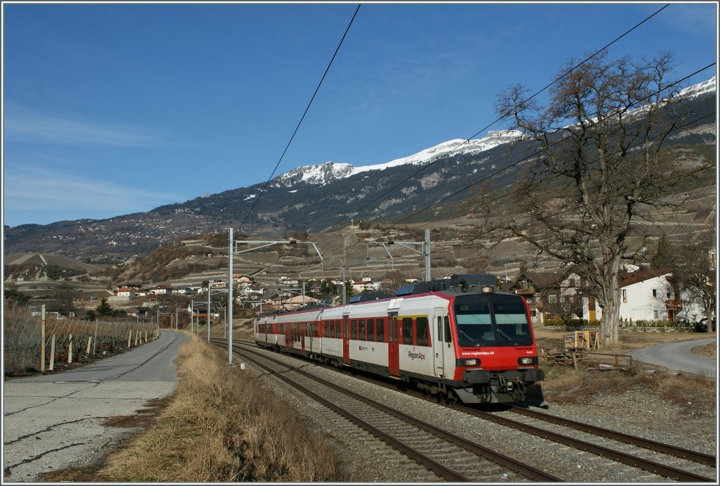 Ein Walliser Domino als Regionalzug nach Brig bei Salgesch.5. Mrz 2011