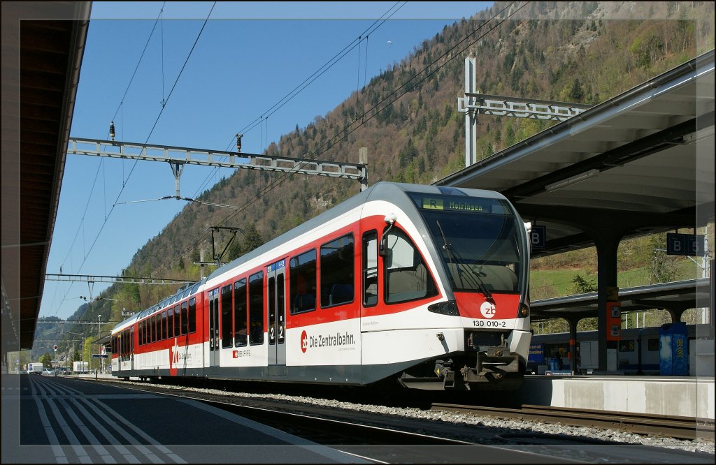 Ein  zb  Spatz (RABe 130 010-2) wartet als Regionalzug nach Meiringen auf die Abfahrt. 
9. April 2011