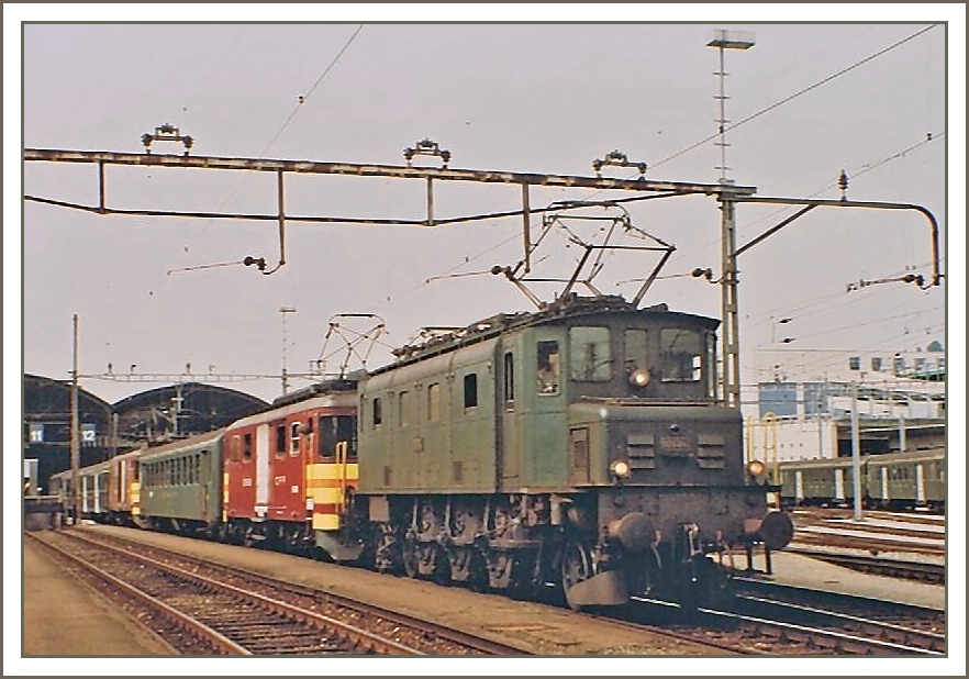 Eine Ae 3/6 als Vorspann vor einem De 4/4 und nach dem  B  folgt die Seetal-Stammkomositon. Eine gesannte Aufname aus Luzern vom Sommer 1983.