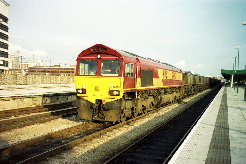 Eine Class 66 mit einem langen Kohlengterzug in Cardiff Central am 7. November 2000.
(Analog Foto ab CD) 