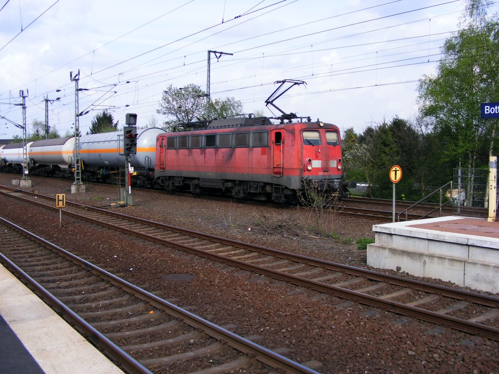 Eine DB 140 fhrt am 25.04.2008 mit einem Kesselwagenzug durch den Bottroper Hauptbahnhof.