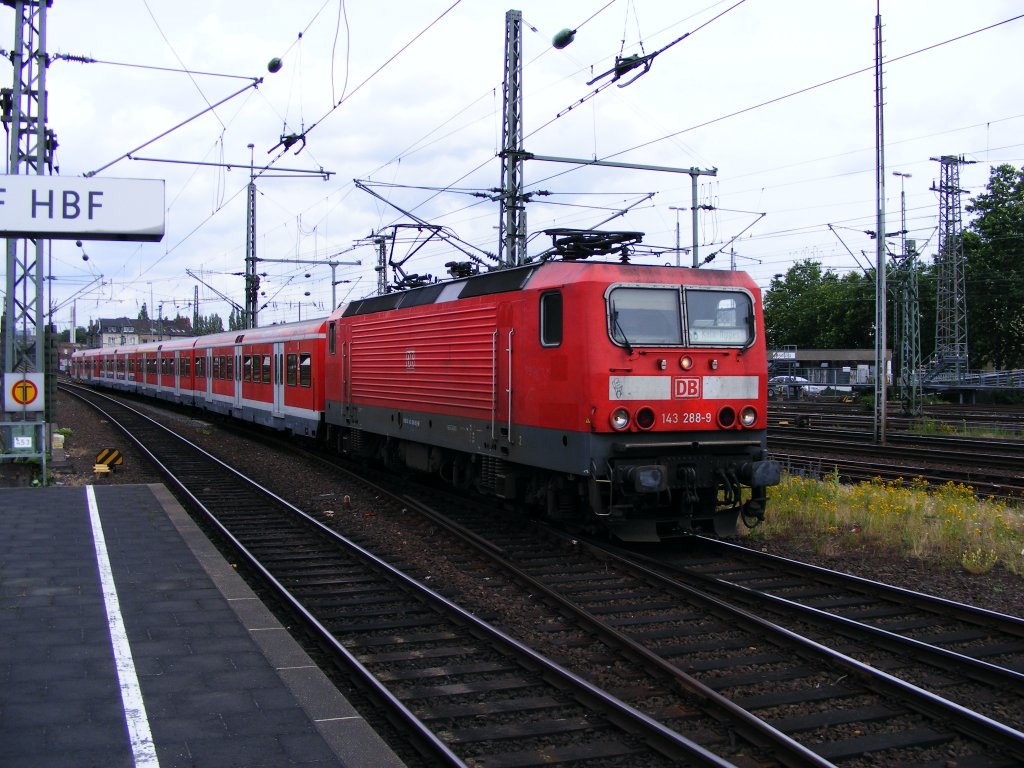 Eine DB 143 mit S-Bahn-Wendezug fhrt am 20.06.2008 durch den Dsseldorfer Hauptbahnhof.