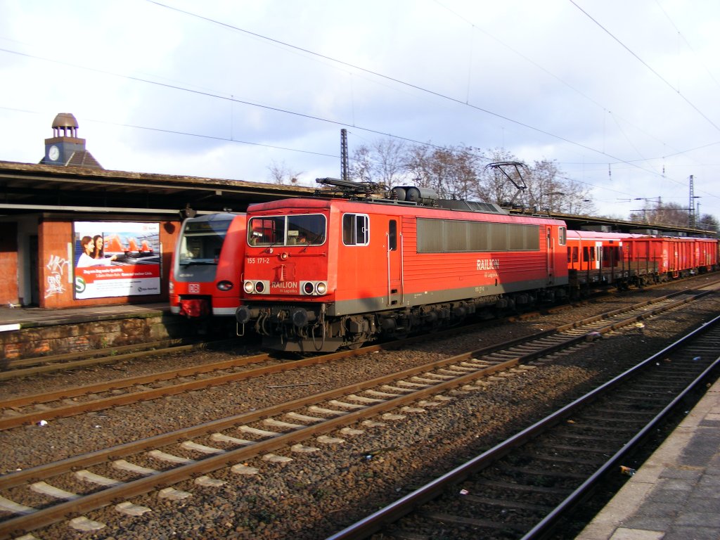 Eine DB 155 fhrt am 19. Dezember 2008 durch den Bahnhof Herne.