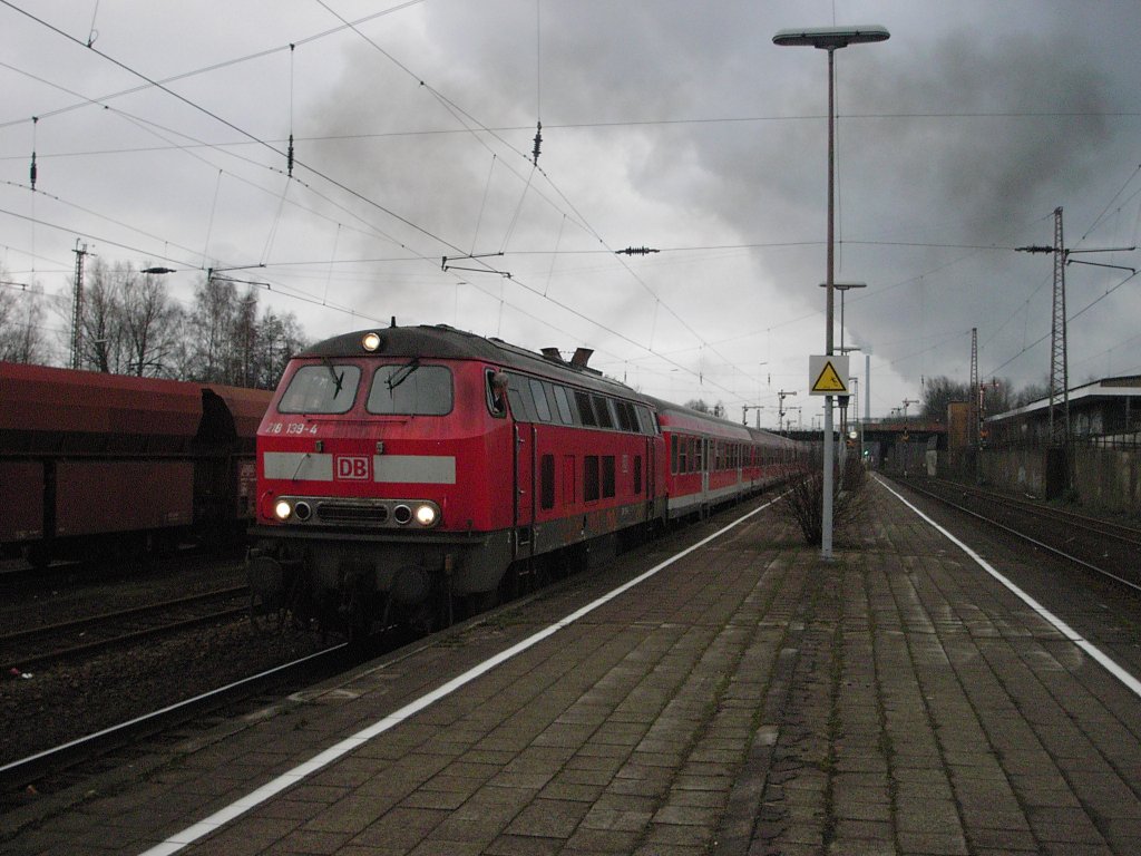 Eine DB 218 mit roten Silberlingen auf dem Weg nach Essen beim Anfahren mit schner, ruiger Abgaswolke in Gladbeck-West, am 11.02.2004.