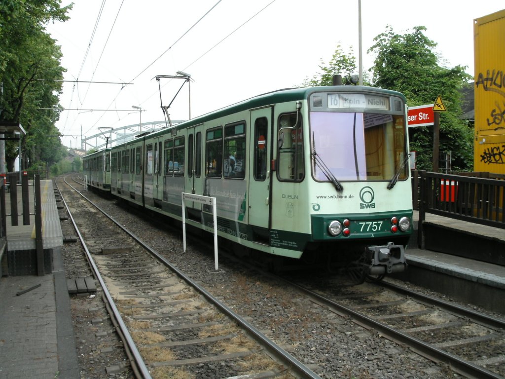 Eine Doppeltraktion aus Bonner Stadtbahnwagen B ist am 03.06.2004 in Kln auf der Rheinuferbahn unterwegs.