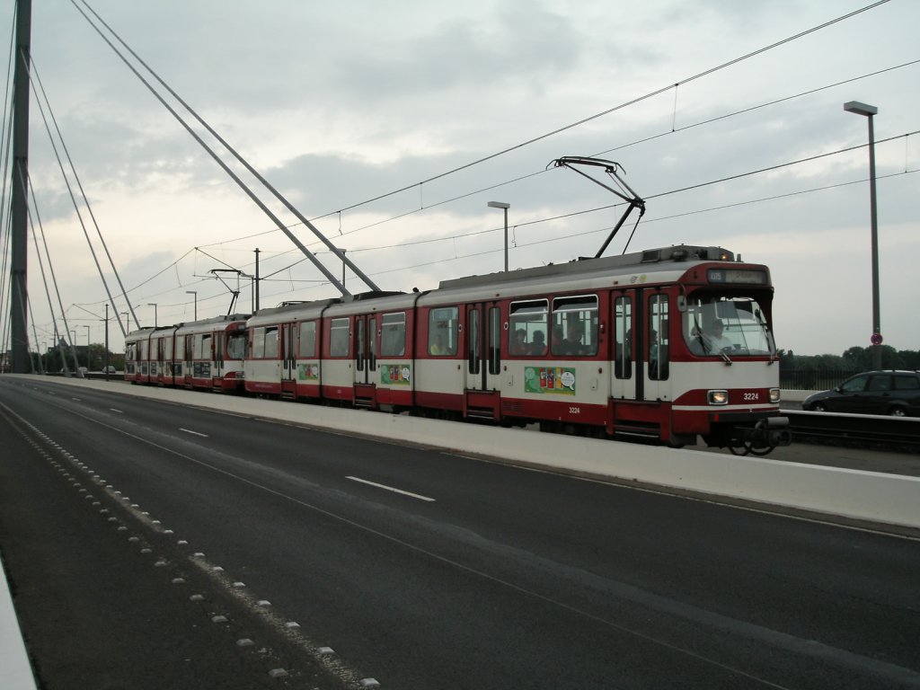 Eine Doppeltraktion aus DWAG-GT8SU der Rheinbahn befhrt am 11.06.2004 die Oberkasseler Brcke in Dsseldorf.