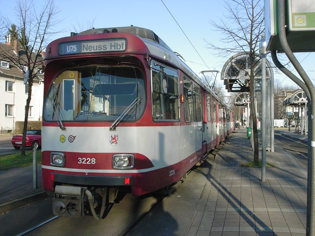 Eine Doppeltraktion aus DWAG-GT8SU der Rheinbahn steht am 23.01.2004 in Dsseldorf-Eller.