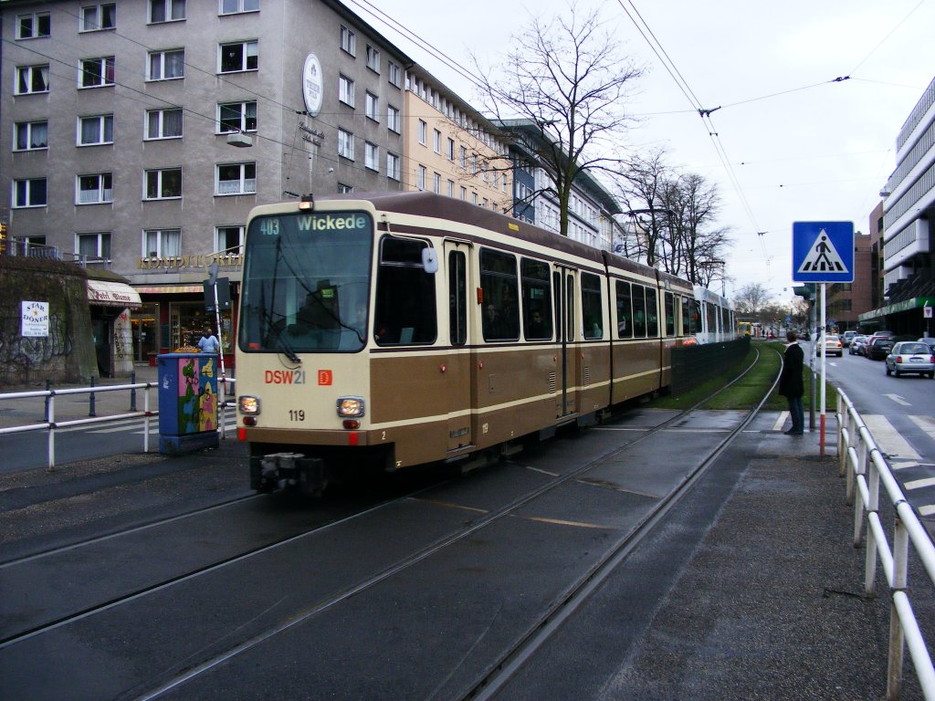 Eine Doppeltraktion aus DWAG-N8 der Dortmunder Stadtwerke ist am 3. April 2008 auf der westlichen Kamptrae unterwegs - der fhrende Wagen trgt noch die inzwischen selten gewordene, alte, braun-beige Standard-Lackierung.