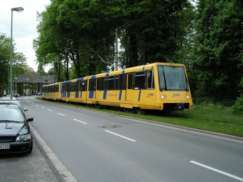 Eine Doppeltraktion aus ex Londoner Docklands-Stadtbahnwagen ist am 08.05.2004 als Zug der Linie U17 auf der Margarethenhhe in Essen unterwegs.