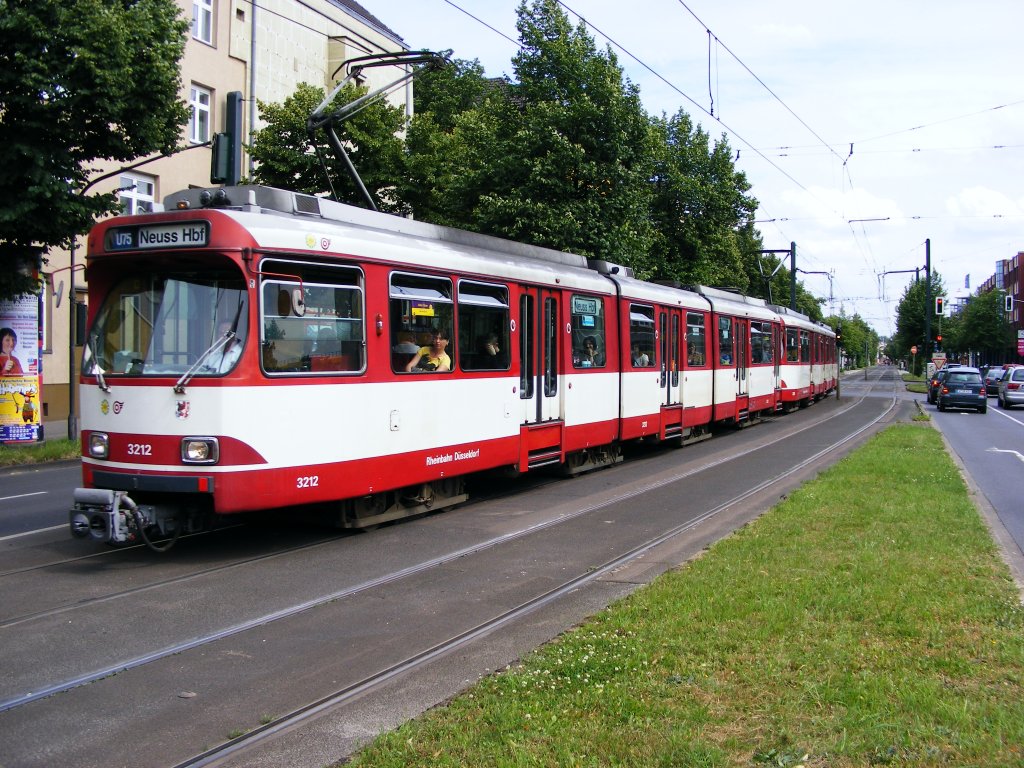 Eine Doppeltraktion aus GT8SU der Rheinbahn ist am 20. Juni 2008 auf der Erkrather Strae in Dsseldorf unterwegs.