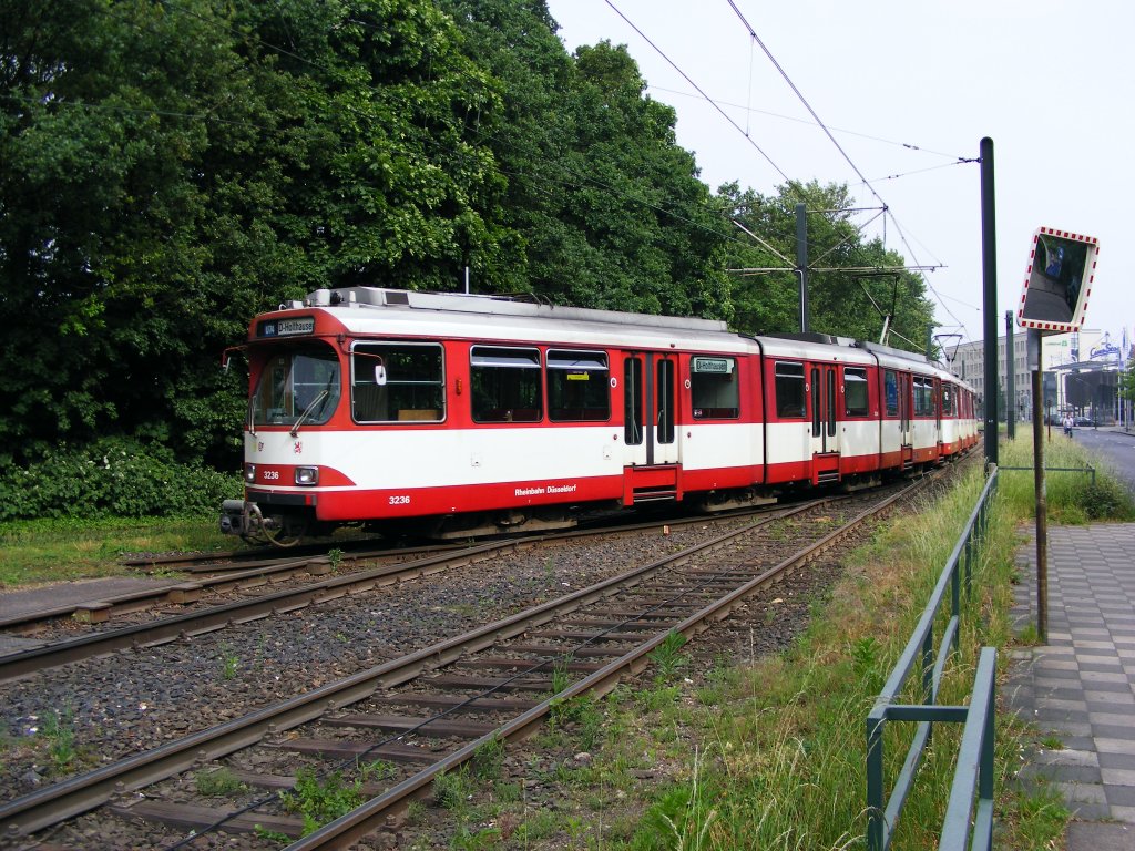 Eine Doppeltraktion aus GT8SU der Rheinbahn verlt am 30. Mai 2008 gerade die Wendeschleife in Dsseldorf-Lrick.