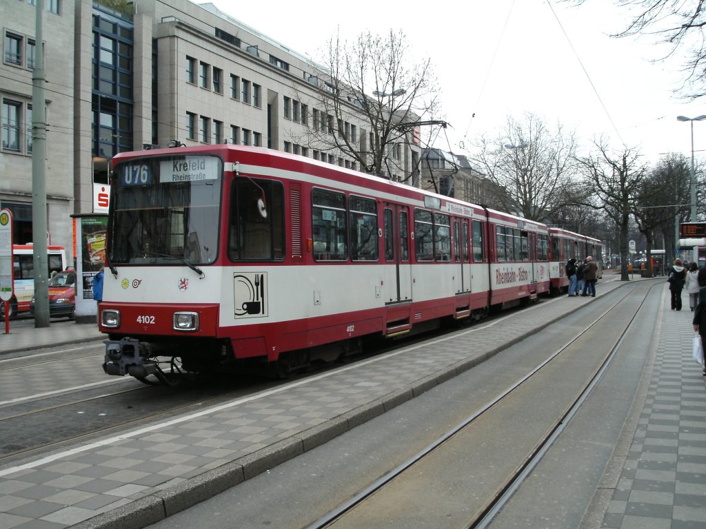Eine Doppeltraktion aus Stadtbahnwagen B der Dsseldorfer Rheinbahn steht am 14.03.2005 in der Haltestelle  Rheinstrae  in Krefeld.
