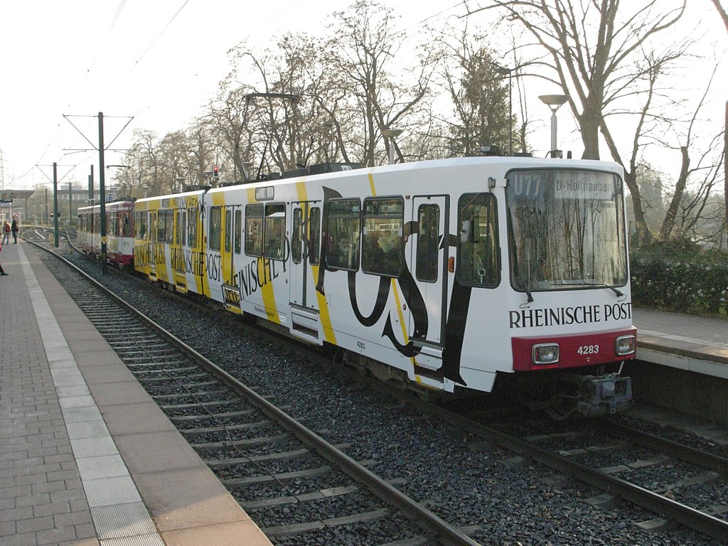 Eine Doppeltraktion aus Stadtbahnwagen B der Rheinbahn ist am 04.03.2004 in Dsseldorf-Oberbilk unterwegs