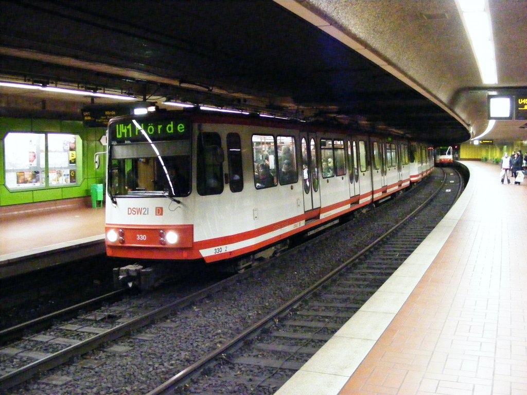 Eine Doppeltraktion aus Stadtbahnwagen B der Dortmunder Stadtwerke steht am 19. Dezember 2008 im Bahnhof  Kampstrae .
