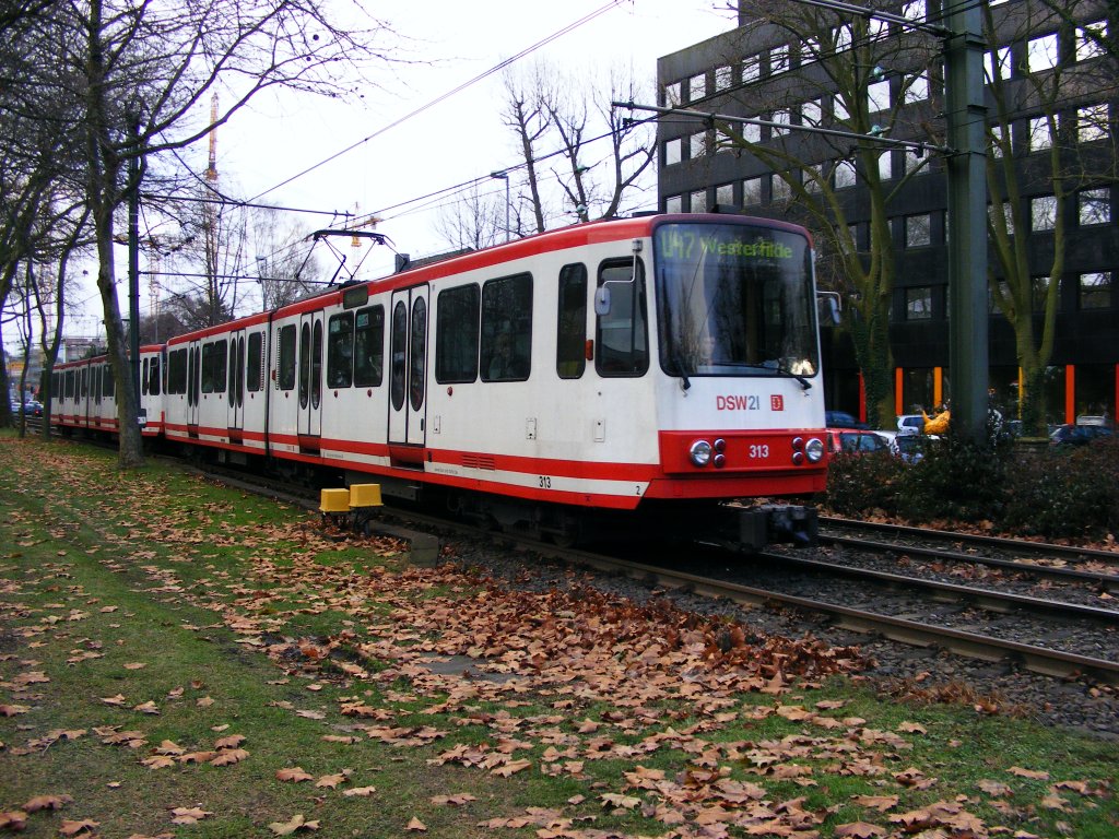 Eine Doppeltraktion aus Stadtbahnwagen B der Dortmunder Stadtwerke wird am 19. Dezember 2008 gleich in die Haltestelle  Kohlgartenstrae  einfahren.