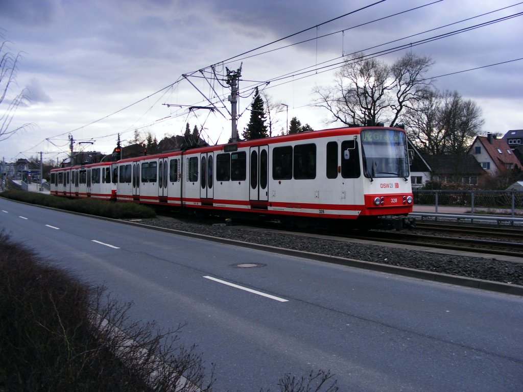 Eine Doppeltraktion aus Stadtbahnwagen B der Dortmunder Stadtwerke ist am 11. Mrz 2009 in Hombruch unterwegs.