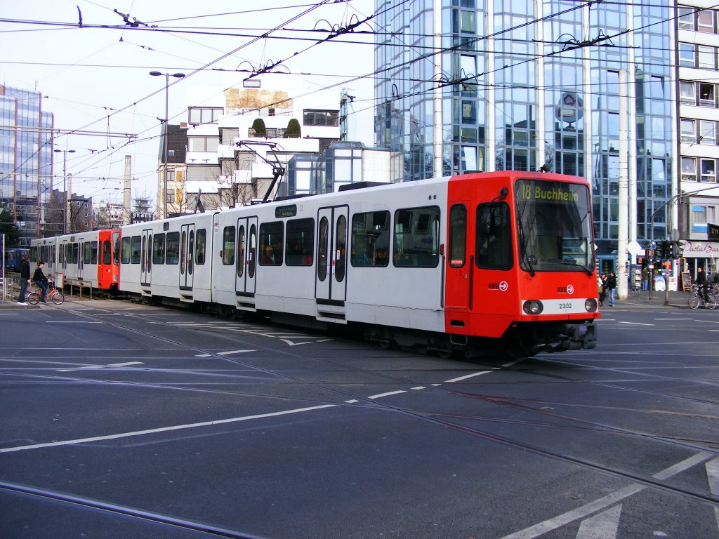 Eine Doppeltraktion aus Stadtbahnwagen B der KVB ist am 17.03.2010 auf dem Barbarossaplatz in Kln unterwegs.