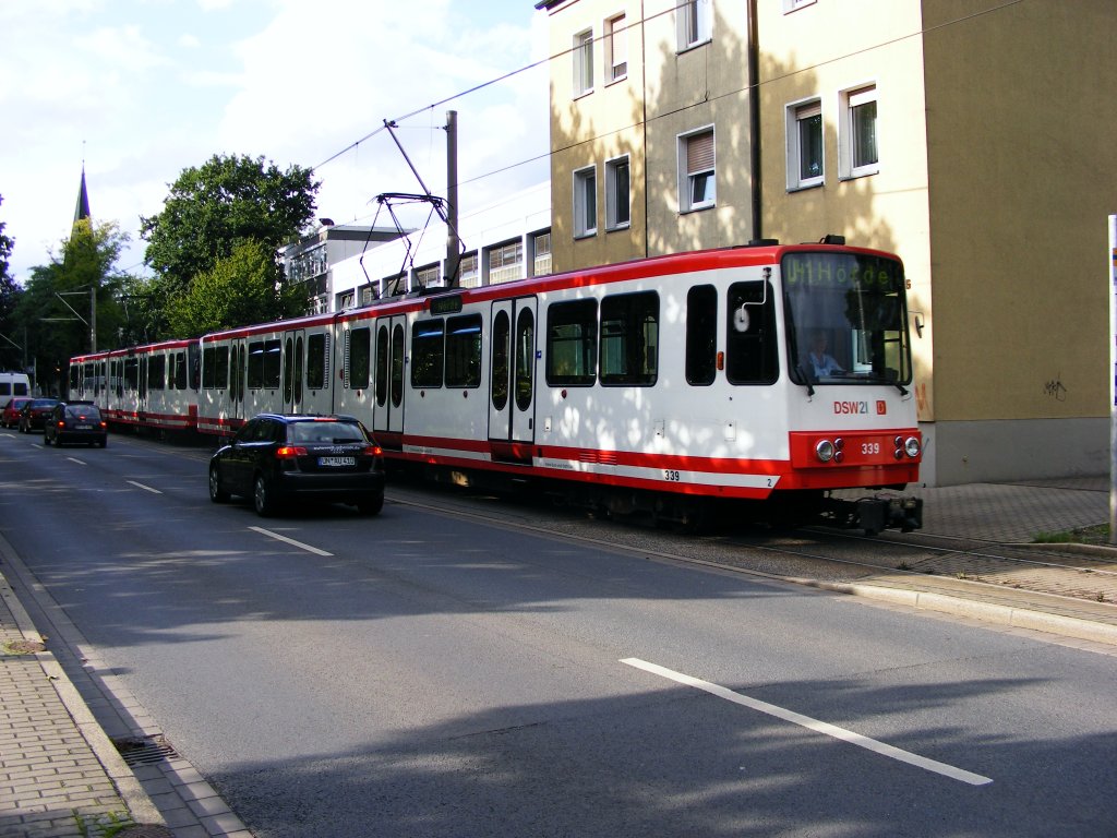 Eine Doppeltraktion aus Stadtbahnwagen B der Dortmunder Stadtwerke ist am 19.07.2008 in Lnen-Brambauer unterwegs.