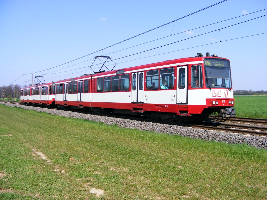 Eine Doppeltraktion aus Stadtbahnwagen B der DVG ist am 17.04.2008 zwischen Dsseldorf-Froschenteich und Wittlaer unterwegs.