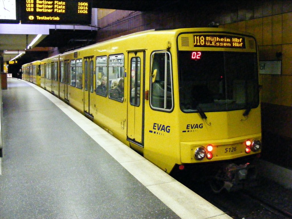 Eine Doppeltraktion aus Stadtbahnwagen B der EVAG steht am 6. November 2009 im U-Bahnhof  Mlheim Hbf .