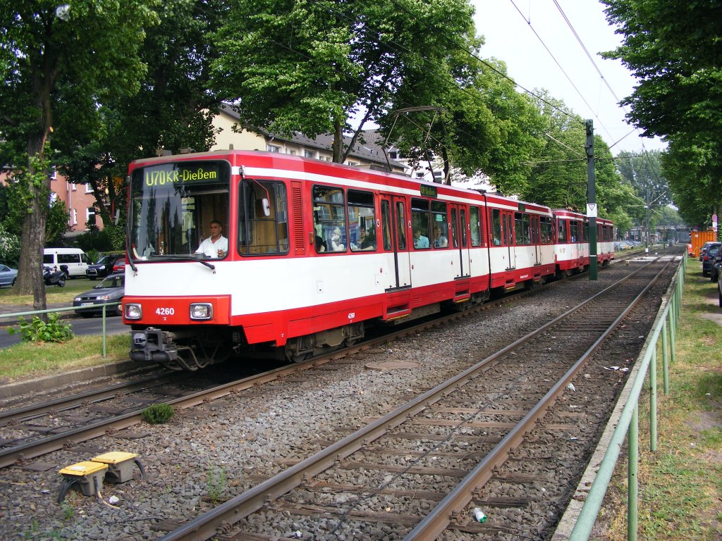 Eine Doppeltraktionen aus Stadtbahnwagen B der Rheinbahn ist am 30. Mai 2008 auf der Hansaallee in Dsseldorf unterwegs.
