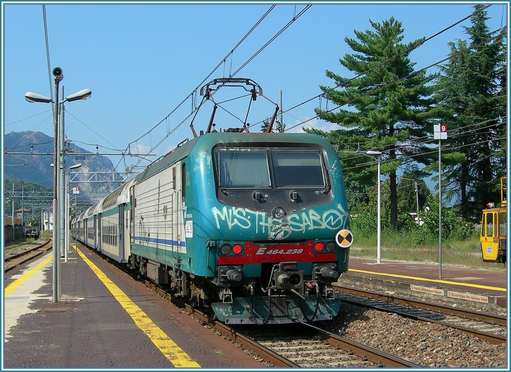 Eine leider verschmierte FS E 464 738 mit einem Doppelstock-Regionalzug verlsst Stresa Richtung Domodossoala am 10. Sept. 2007.