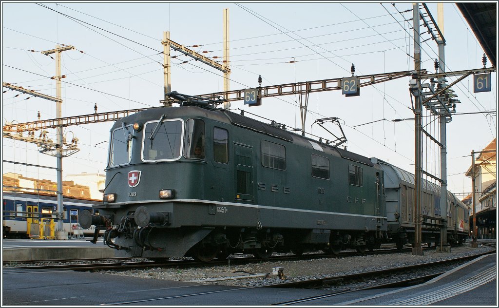 Eine der letzten grnen Re 4/4 II: die Re 4/4 II 11309 mit einem Gterzug in Lausanne am 24. Mai 2011