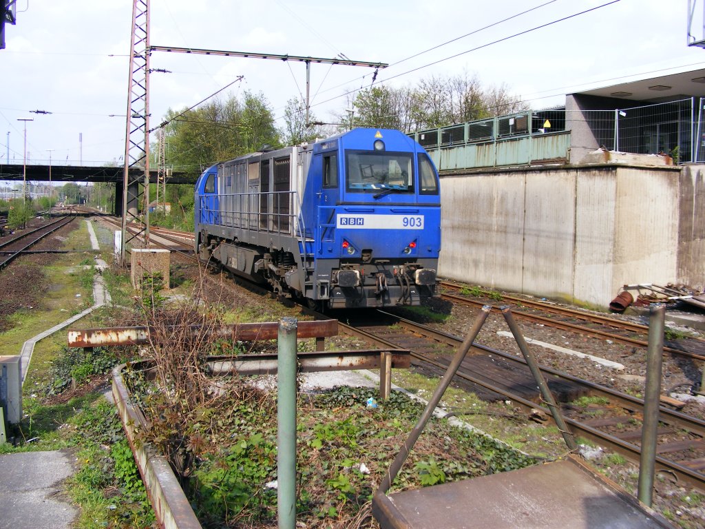 Eine MaK/Vossloh G 2000 der Baureihe 272 fhrt am 25.04.2008 durch den Bahnhof Gladbeck-West.
