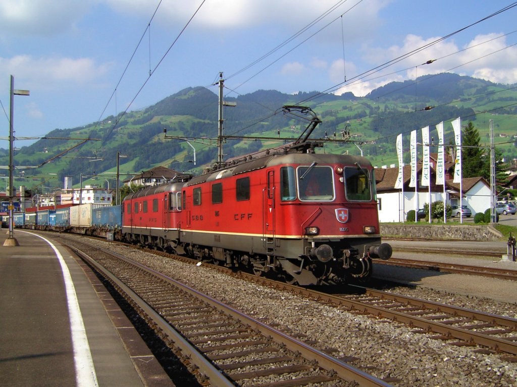 Eine Re 10/10 angefhrt von der Re 4/4 11275 am 27.08.2008 mit einem KLV-Zug bei der Einfahrt in Schwyz. 
