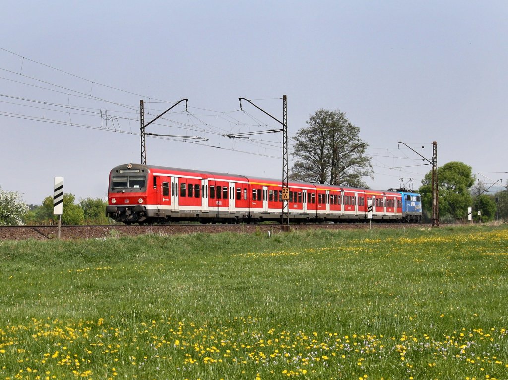 Eine S Bahn mit 111 017 nach Hartmannshof am 24.04.2011 unterwegs bei Baiersdorf. 

