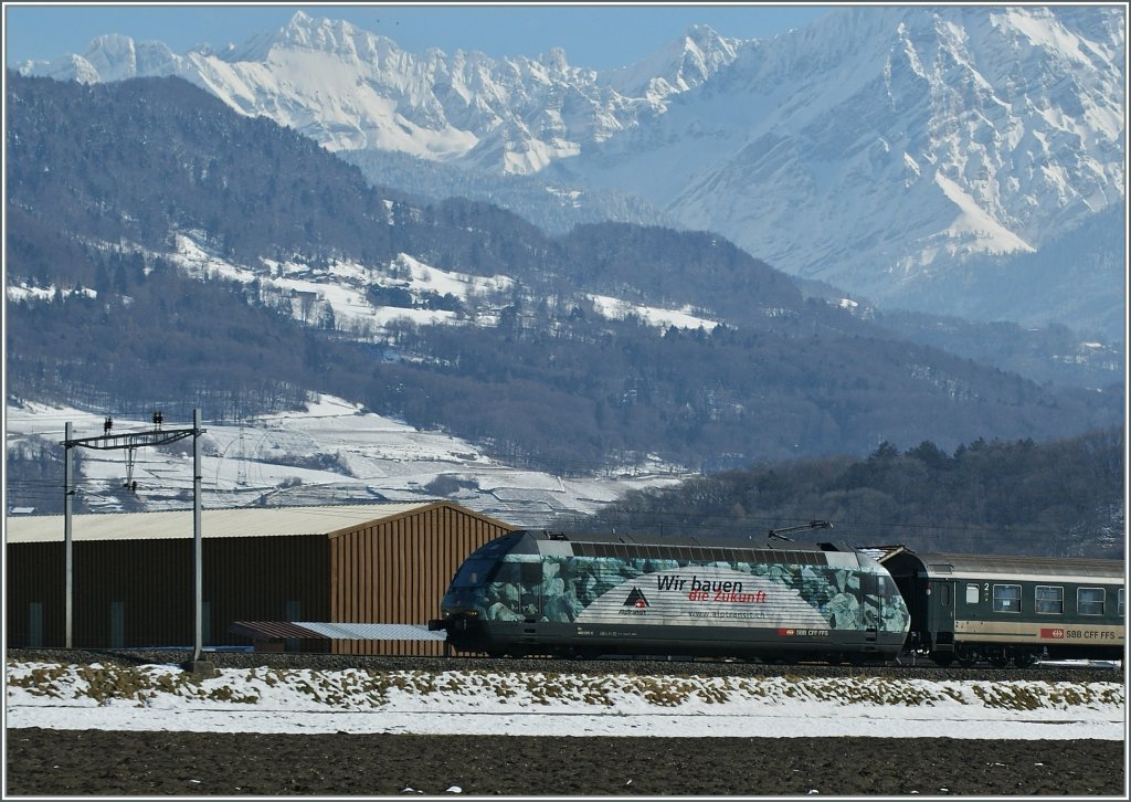 Eine Werbelok ! Und alle Fotoregel sind vergessen, folglich die Berge im Hintergrund abgeschnitten...
Re 460  Alptransit  bei Aigle, 16. Feb. 2013