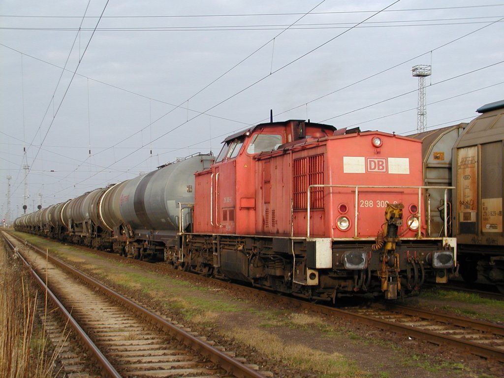 Einen Kesselzug hat am 12.01.2007 die 298 309 in Rostock-Seehafen bereitgestellt.