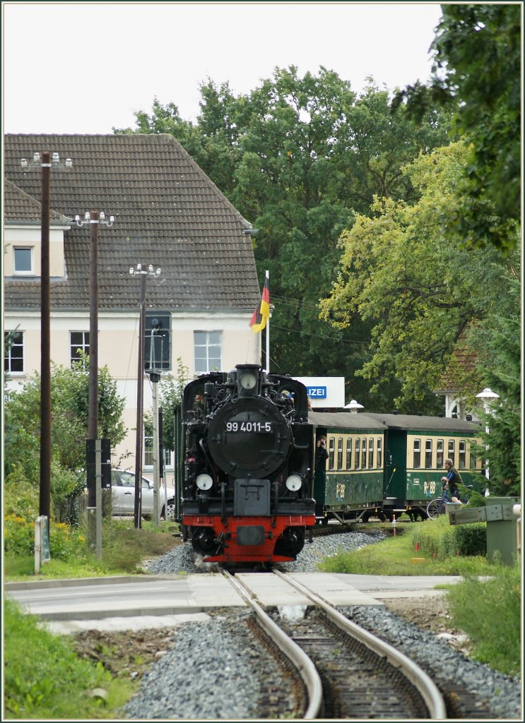 Erreicht in Krze Baabe: RBB 99 4011-5 mit einem Regionalzug nach Binz LB. 
16.09.2010