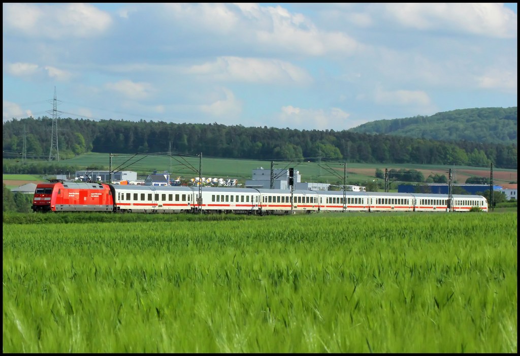Erster Zug nach dem Standortwechsel war ein IC nach Leipzig mit 101 121 an der Spitze am 18.05.13 bei Kerzell