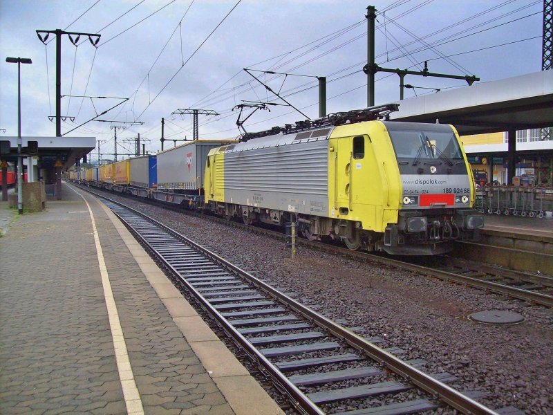 ES 64 F4-024 mit Gterzug im Bahnhof Fulda
