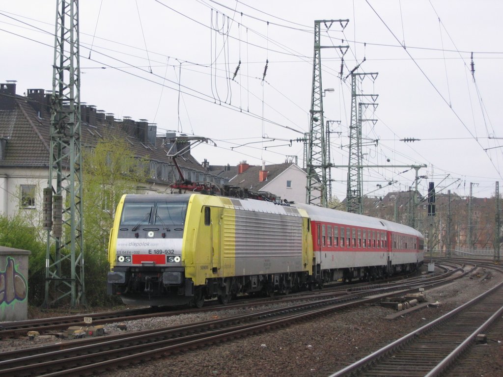 ES 64 F4-032 mit einem AZ bei der Einfahrt in Dsseldorf Hbf am 20.04.2008