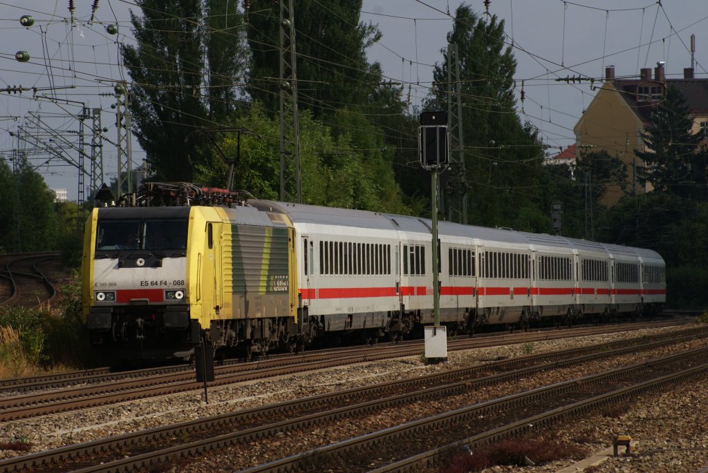 ES 64 F4-088 mit einem Intercity in Mnchen Heimeranplatz am 14.08.2010