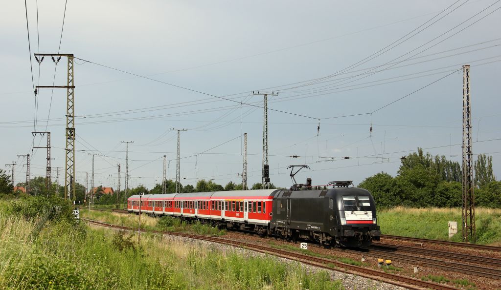 ES 64 U2-009 beschleunigte die Regionalbahn Halle an der Saale - Eisenach aus dem Bahnhof Grokorbetha am 6.7.12