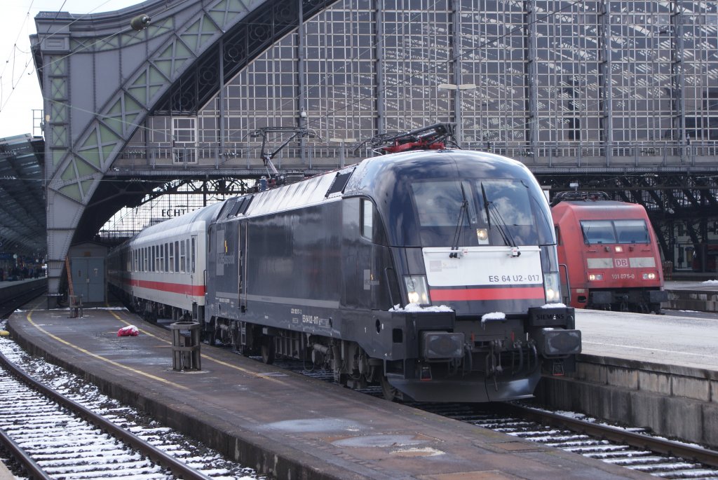 ES 64 U2-017 + ES 64 U2-001 mit einem Ersatzzug nach Bonn bei der Ausfahrt in Kln Hbf am 06.03.2010 um 13:10 Uhr
